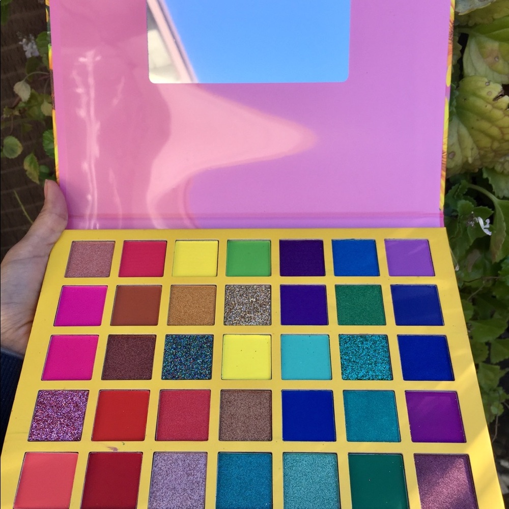 Atrevida eyeshadow Palette 
Makeup Depot